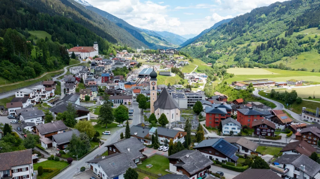 Drohnenaufnahme von Disentis